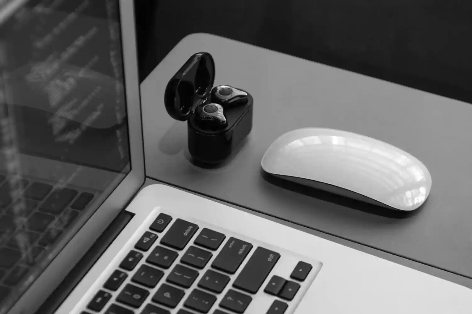 Read more about the article Essential Laptop Accessories for a Productive Workspace
